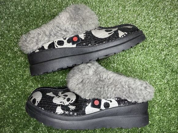 UGG Other - 💖 UGG Heart Ugg Dreams Skulls Sequin Slippers Kids 3 NEW ✨